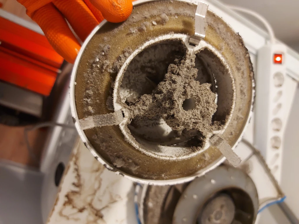Een vervuilde afzuigventiel ten behoeve van mechanische ventilatie